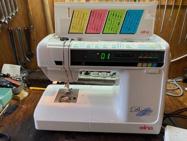 Elna 6001 Designers Touch - muisstil naaien! (computer), Hobby en Vrije tijd, Naaimachines en Toebehoren, Zo goed als nieuw, Naaimachine