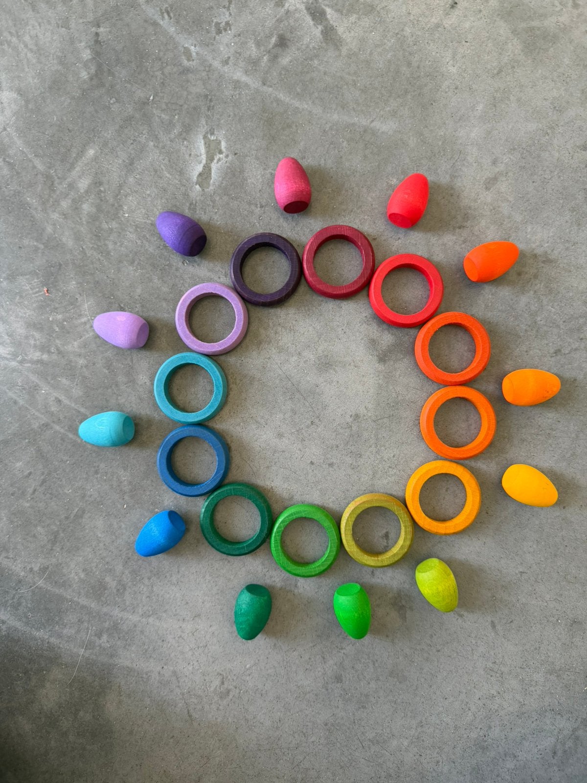 Grapat houten ringen + eitjes – regenboogkleuren, Ophalen of Verzenden, Zo goed als nieuw