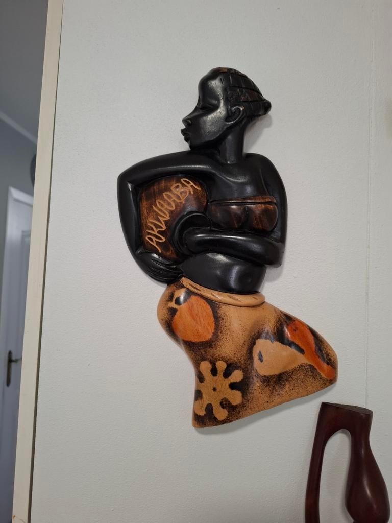 Wandkaart vrouw keramiek hout handwerk afric, Antiek en Kunst, Kunst | Beelden en Houtsnijwerken, Buste, Hout, Vrouw, 20 - 50 cm