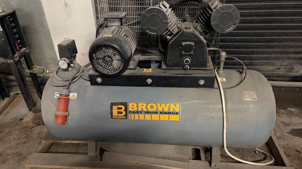 Brown industriële luchtcompressor 5,5 PK (4 kW) – 230/400V, Doe-het-zelf en Bouw, Compressors, Ophalen, Gebruikt, 200 tot 400 liter/min
