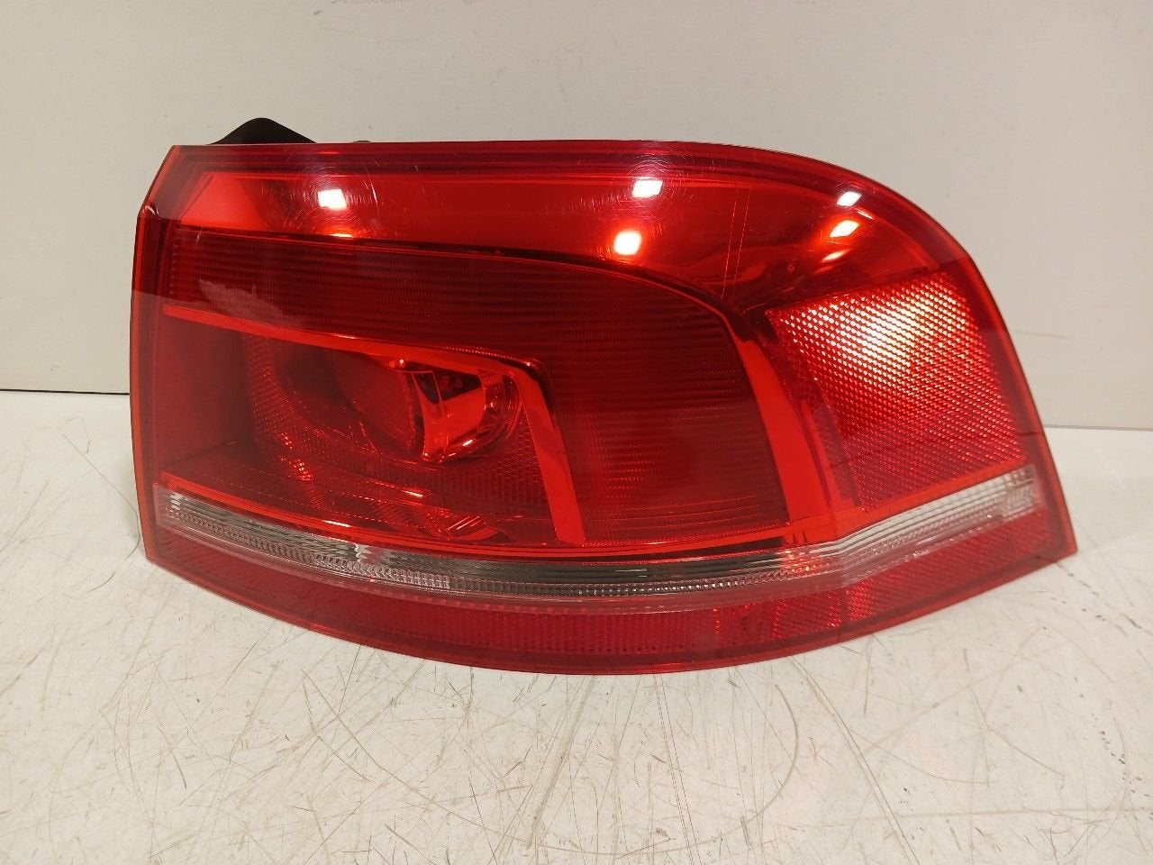 Achterlicht carrosserie rechts Volkswagen Passat, Auto-onderdelen, Onderdelen@venauto.nl, Van der Ven Autorecycling B.V., Gebruikt