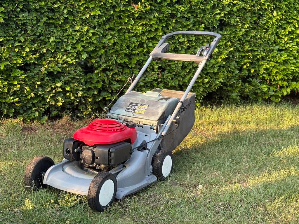 Honda grasmaaier benzine – start en rijdt goed, Tuin en Terras, Grasmaaiers, Zo goed als nieuw, Opvangbak, Ophalen