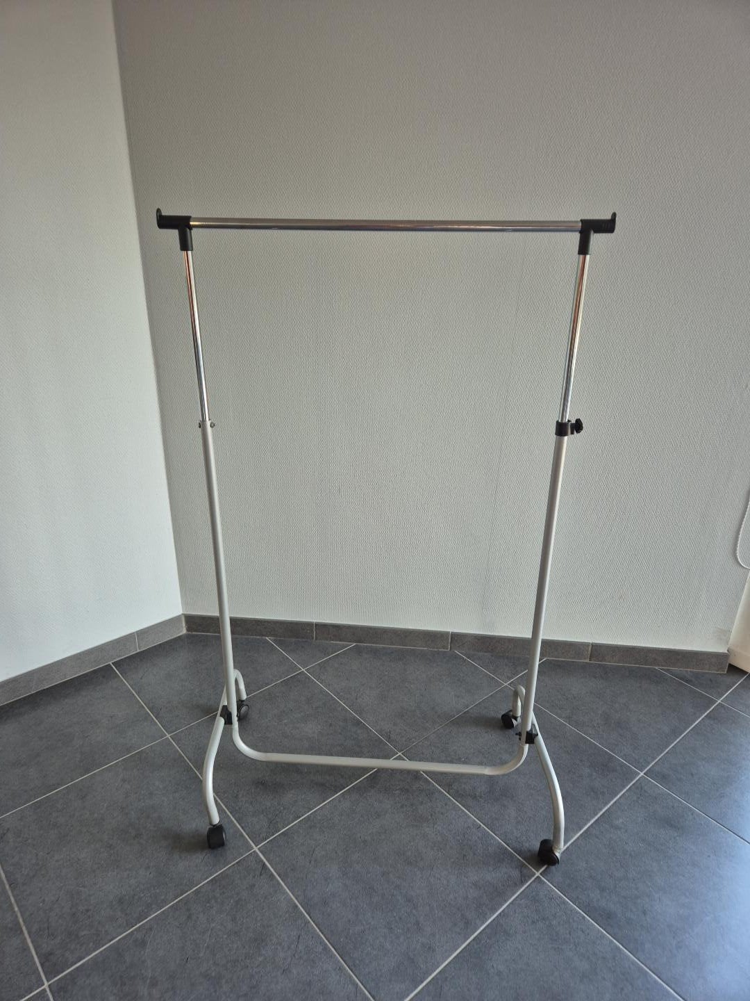 Portant à vêtements sur roulettes – réglable – petit prix, Enlèvement