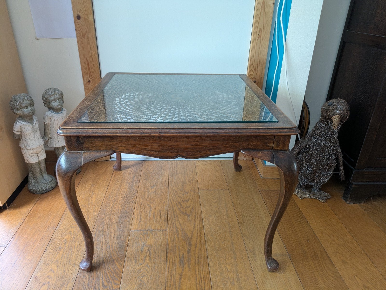 eiken salontafel met riet en glazen blad, Huis en Inrichting, Ophalen, 50 – 75, Gebruikt, Eikenhout