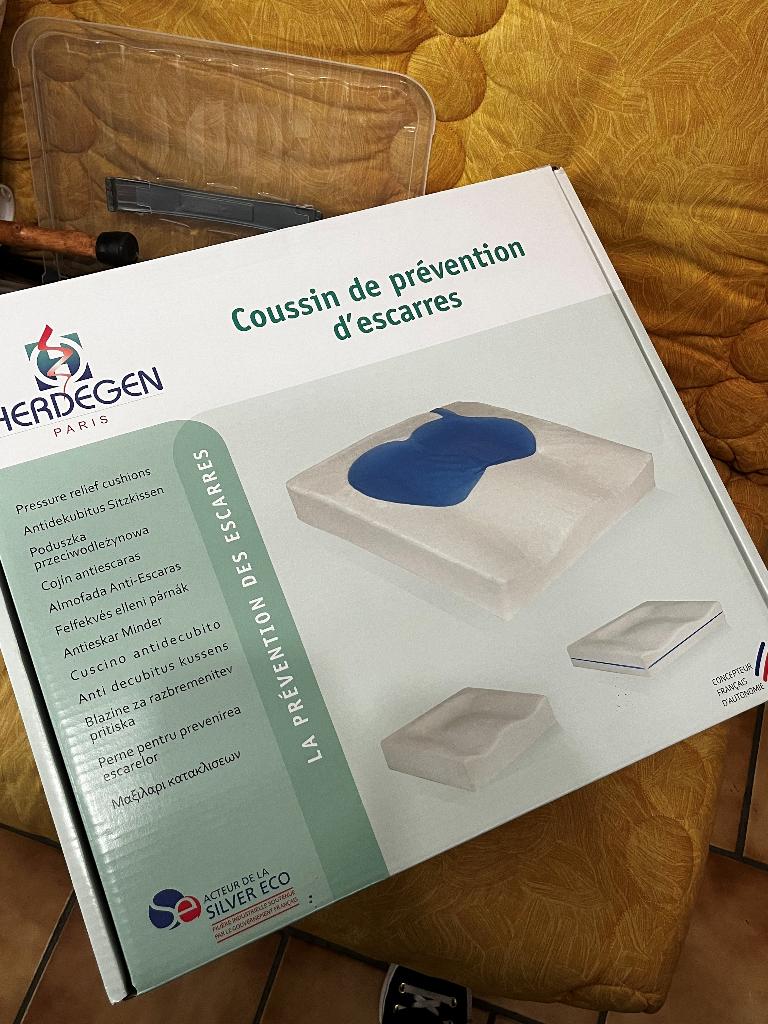 Chaisse roulante + coussin + tribune, Ophalen, Inklapbaar, Gebruikt, Handbewogen rolstoel