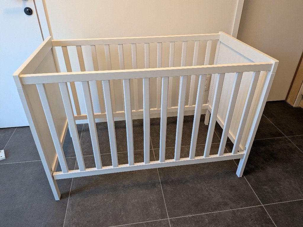 babybed ikea sundvik wit 60 x 120 cm en 3D matras himlavalv, Kinderen en Baby's, Babywiegjes en Ledikanten, Ophalen, Zo goed als nieuw