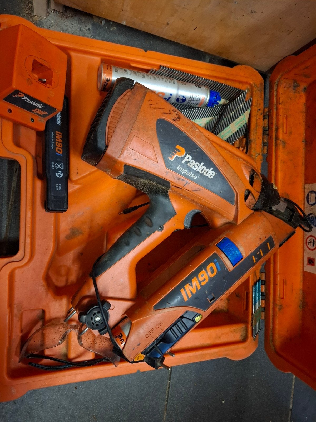 paslode nagelpistool op gas, Ophalen