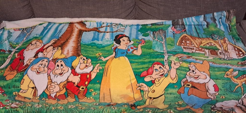Badhanddoek met sprookjesfiguren  kind handdoek sprei, Huis en Inrichting, Ophalen, Zo goed als nieuw, Meerkleurig, Handdoek