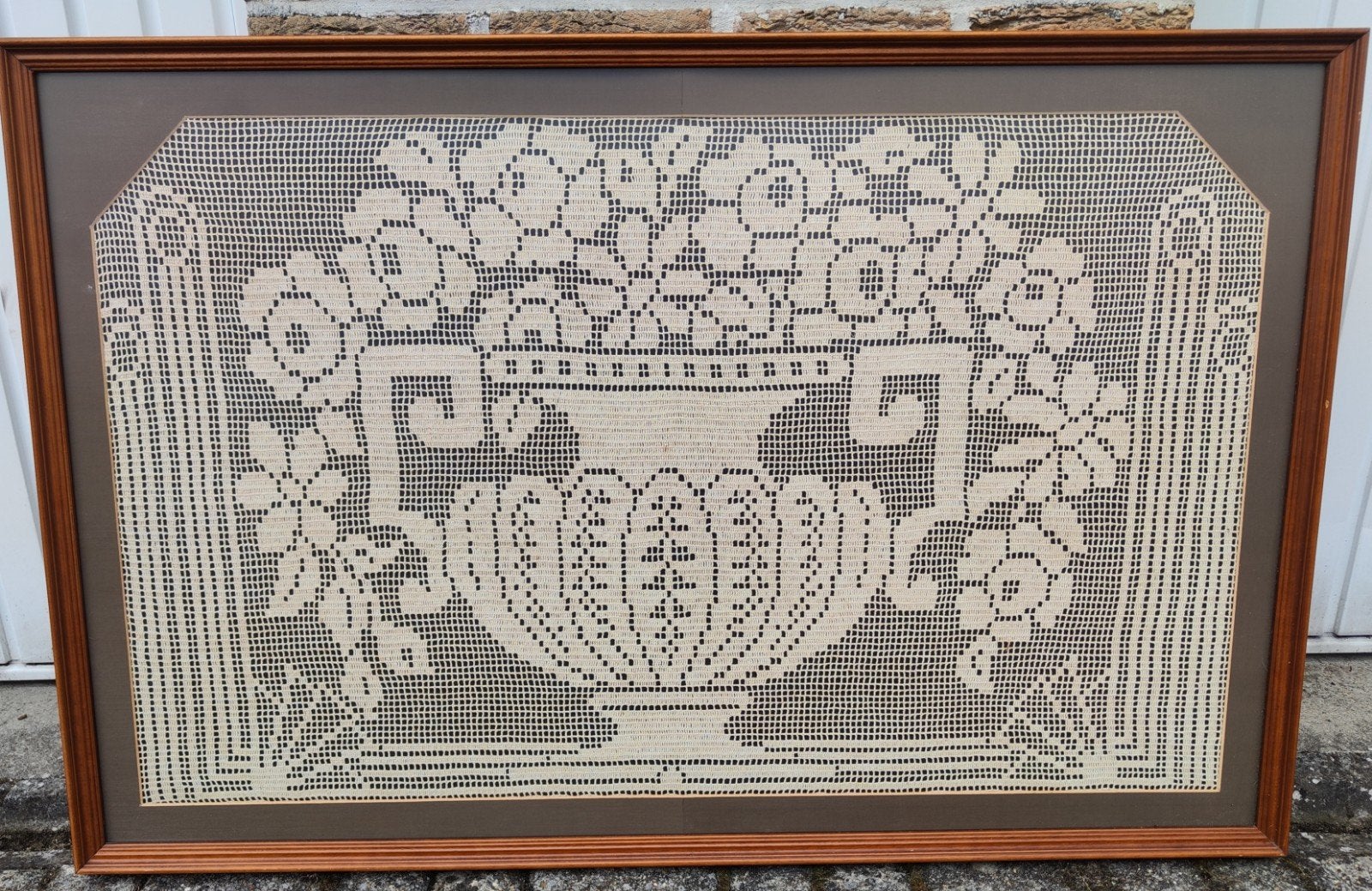 Groot handgemaakt filet-haakwerk met bloemenvaas – ingelijst, Antiek en Kunst, Ophalen, Ingelijst
