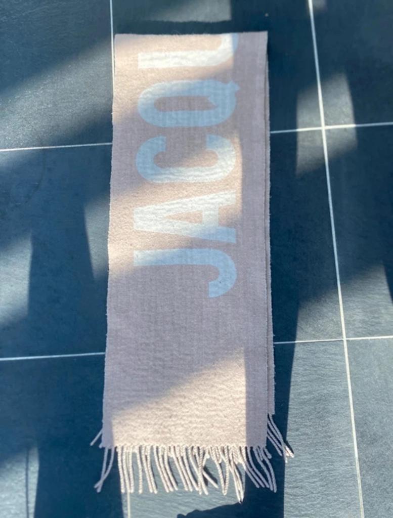 Sjaal Jacquemus beige logo, Kleding | Dames, Mutsen, Sjaals en Handschoenen, Ophalen of Verzenden, Gedragen, Sjaal