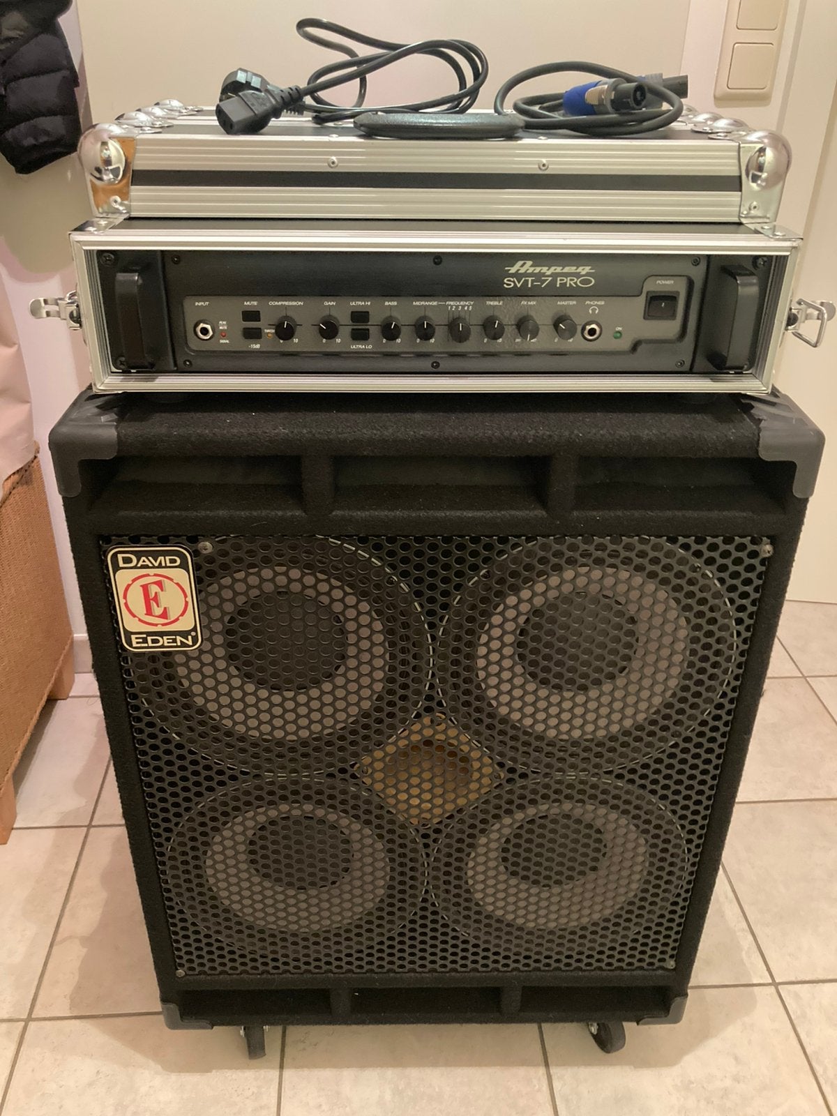 Basversterker Ampeg SVT7-Pro & Cabinet Eden XLT 410, Musique & Instruments, Enlèvement, Comme neuf, Guitare basse, 100 watts ou plus