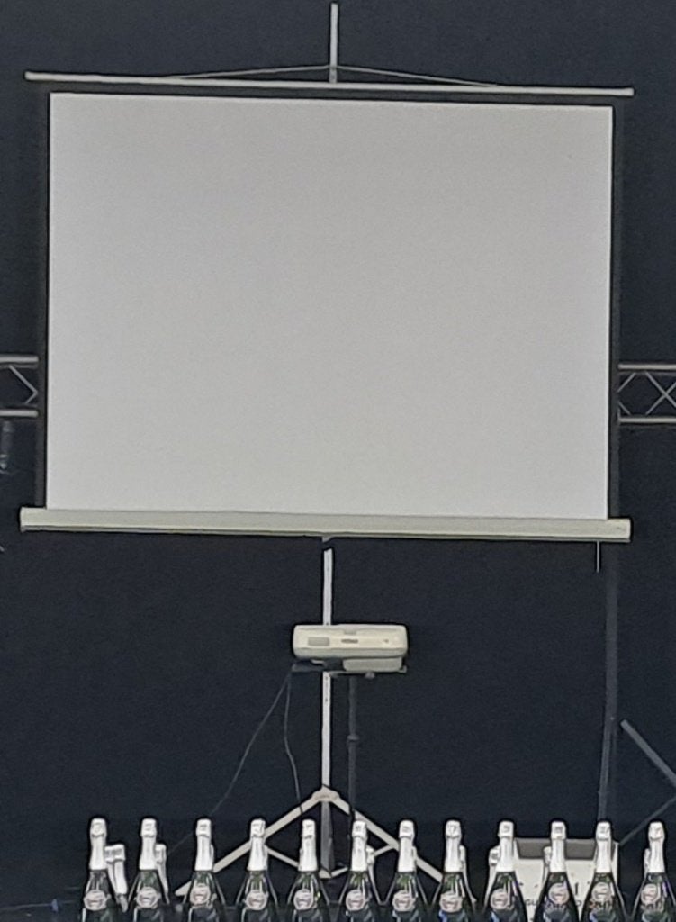 PROJECTIE SCHERM , 2m10 x 1m80 , Verstelbaar+Verplaatsbaar, Audio, Tv en Foto, Ophalen