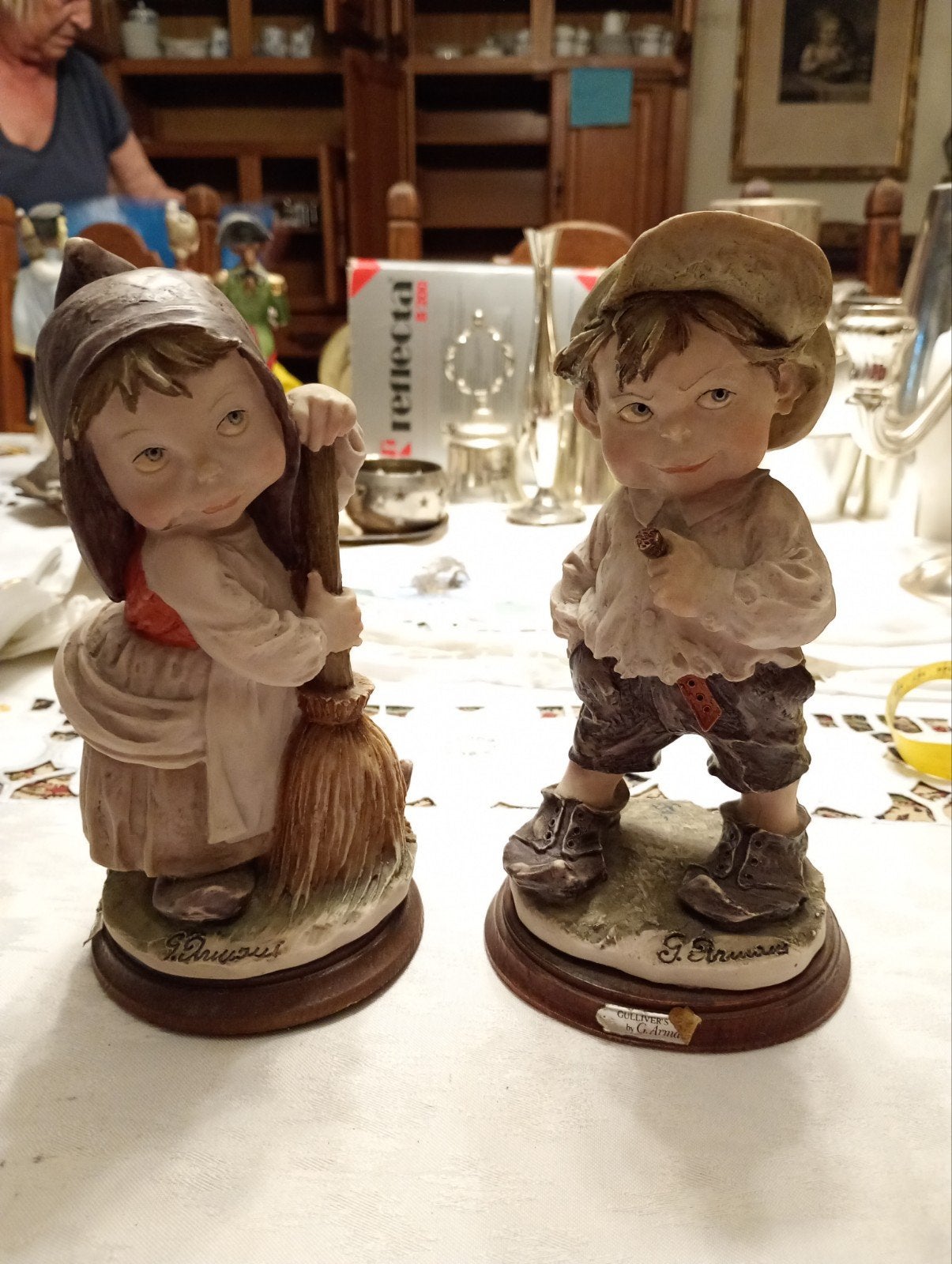 couple de porcelaine italienne pressée des années 80 ; Giuse, Enlèvement