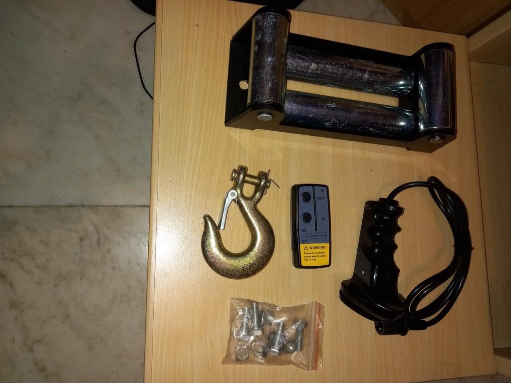 Winch 12 V  6100 kg  nooit gebruikt dus nieuw.