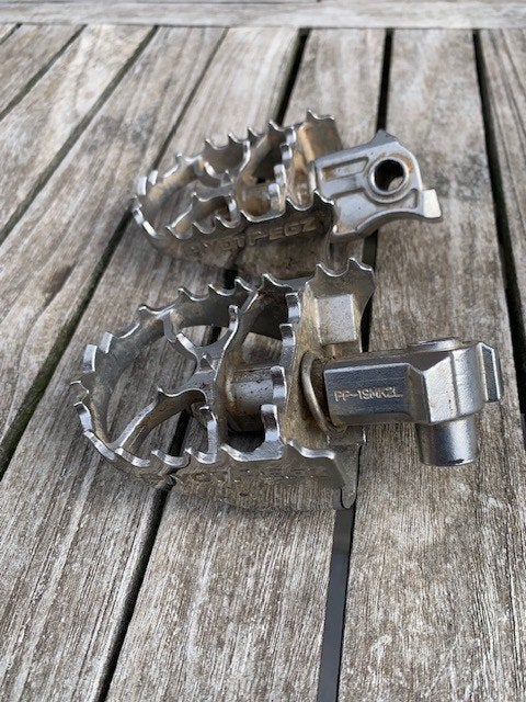 Husqvarna 701 ktm 690 voetsteunen, pivotpegz, hielbeschermer, Motoren, Ophalen, Gebruikt