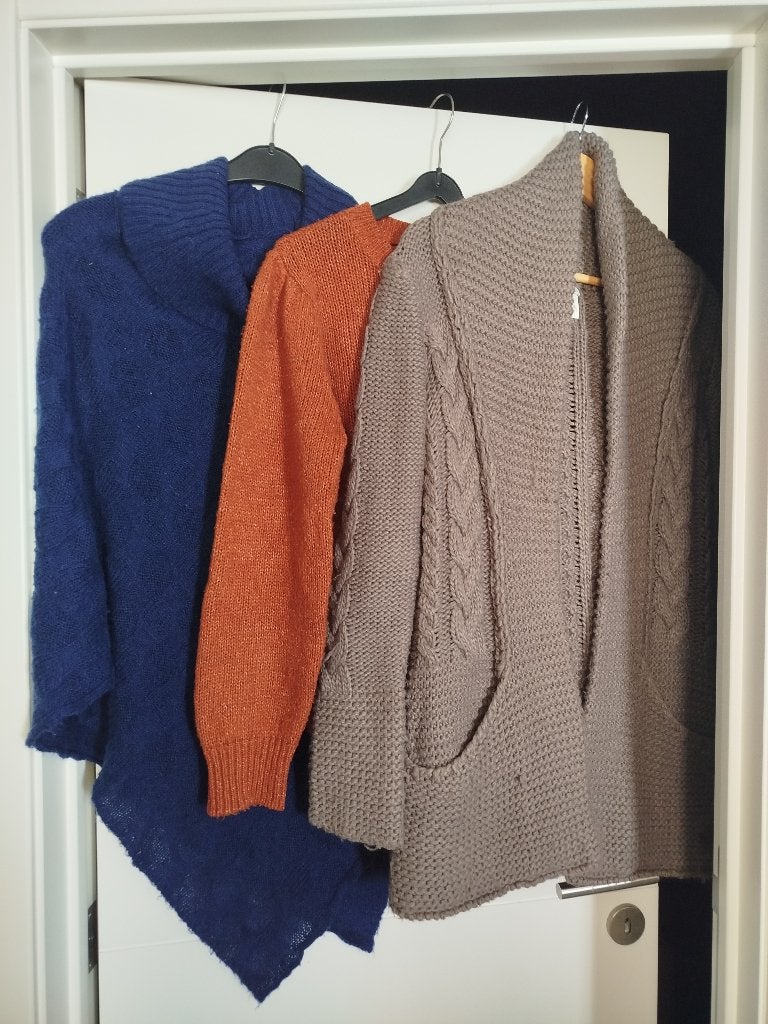 Ensemble de vêtements - 3 pièces : 1 gilet, 1 poncho, 1 pull, Vêtements | Femmes, Taille 38/40 (M), Enlèvement ou Envoi, Lola & Liza