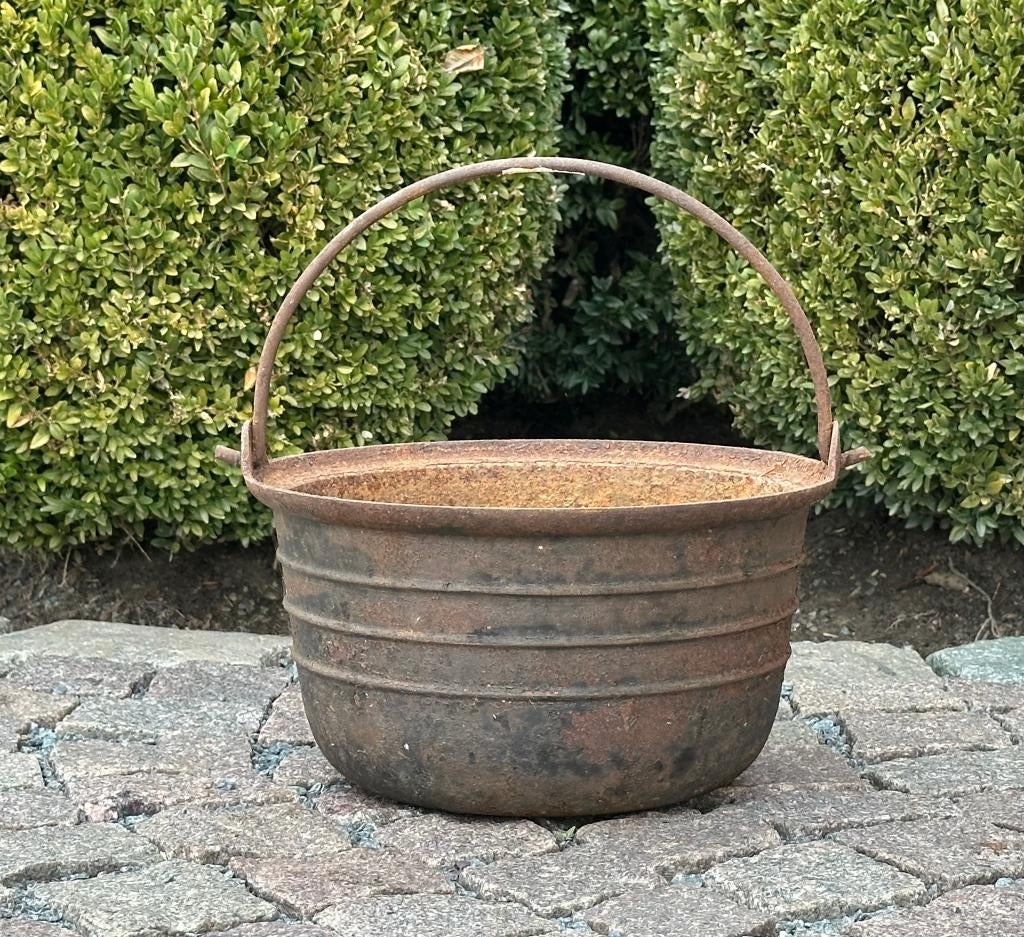 oude gietijzeren ketel met hendel - diameter 26 cm, Tuin en Terras, Ophalen, Rond, Balkon
