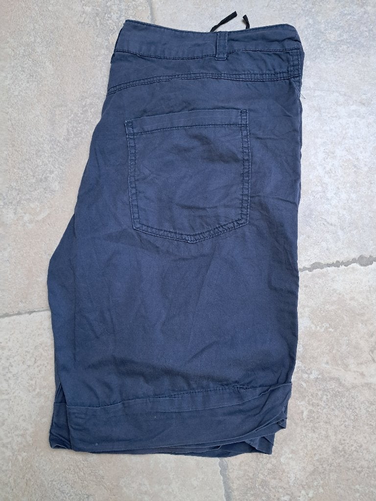 Mooie stijlvolle blauwe short mt large, Kleding | Dames, Broeken en Pantalons, Kort, Blauw, Maat 42/44 (L), Ophalen of Verzenden