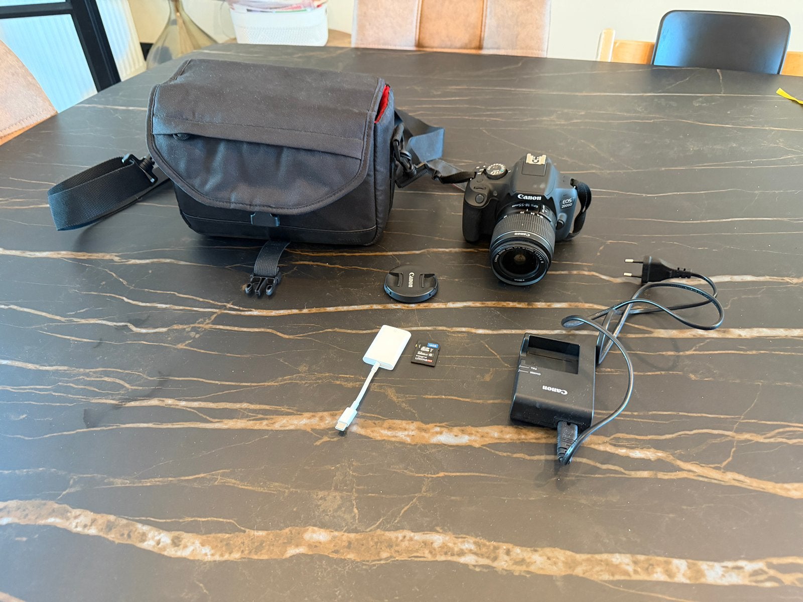 Canon EOS 2000D + Tas + 16GB Geheugenkaart, Ophalen, Canon, Zo goed als nieuw, WiFi