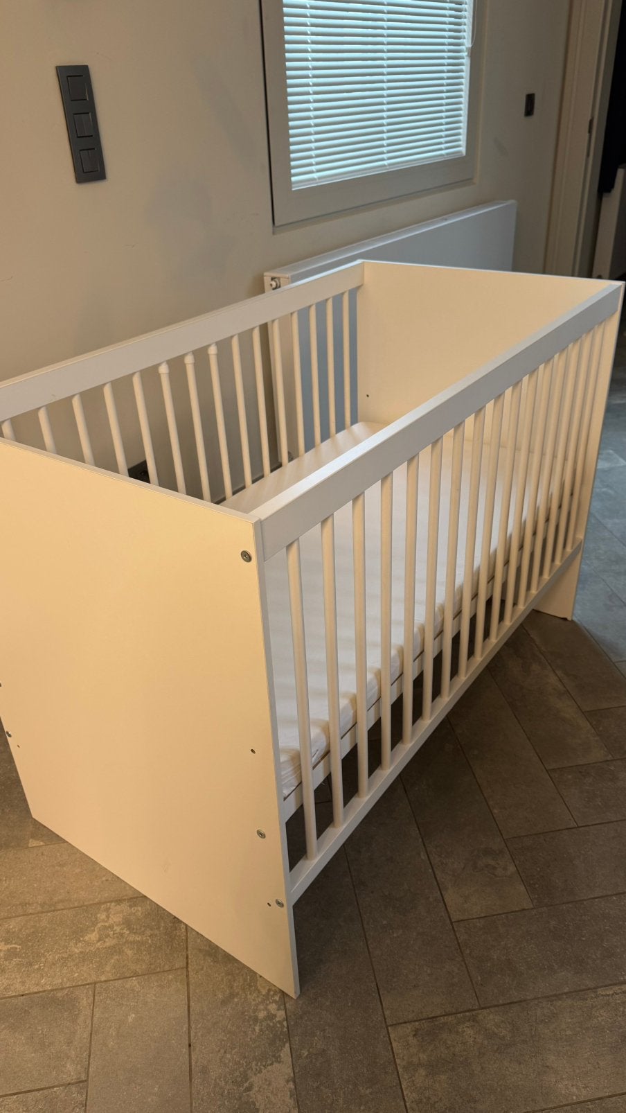 Houten babybedje wit verstelbare bodem 123 cm, Kinderen en Baby's, Babywiegjes en Ledikanten, Ophalen, Zo goed als nieuw