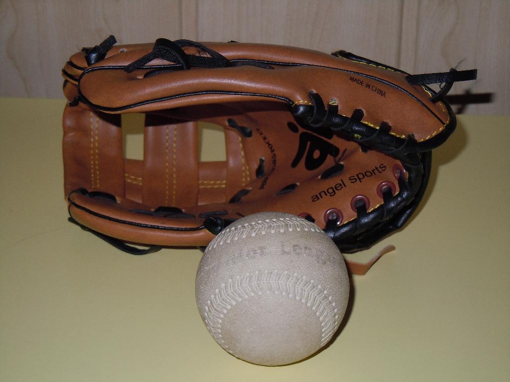 Honkbal handschoen met bal., Sport en Fitness, Honkbal en Softbal, Ophalen, Zo goed als nieuw, Honkbal, Handschoen