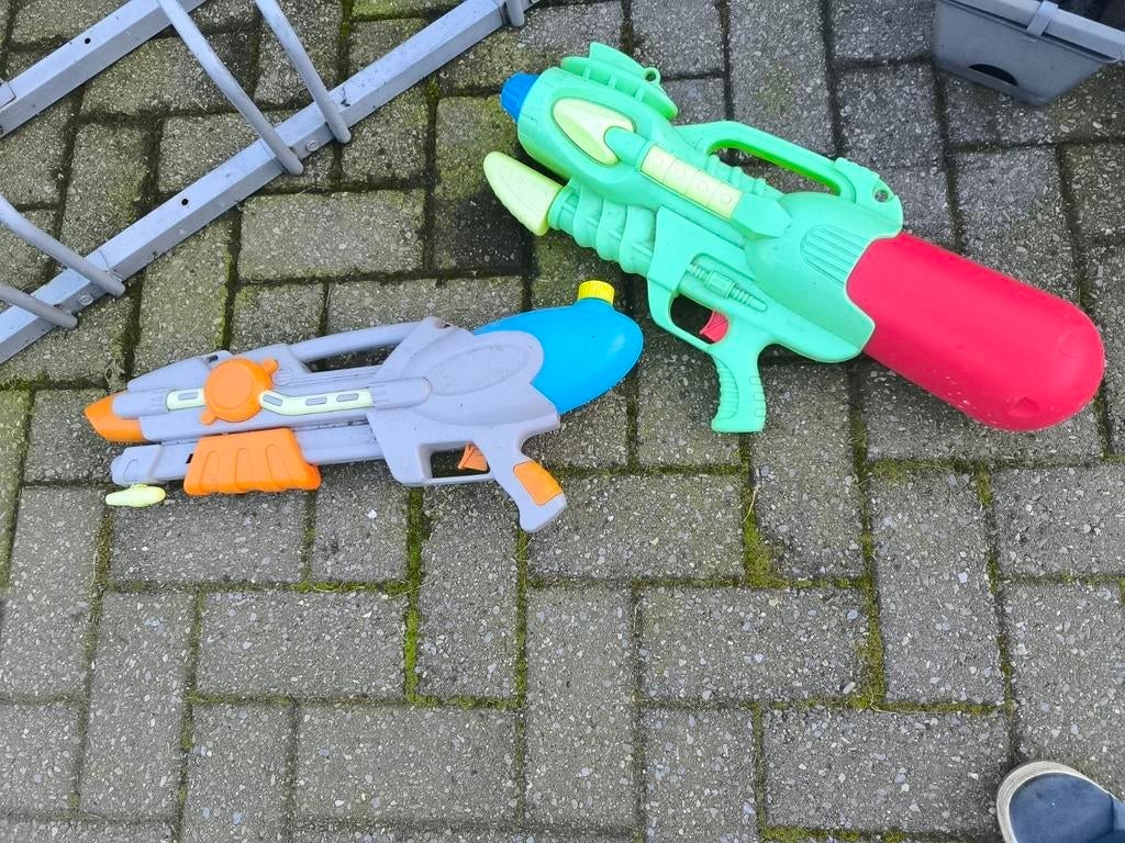 2 grote waterpistolen, Ophalen