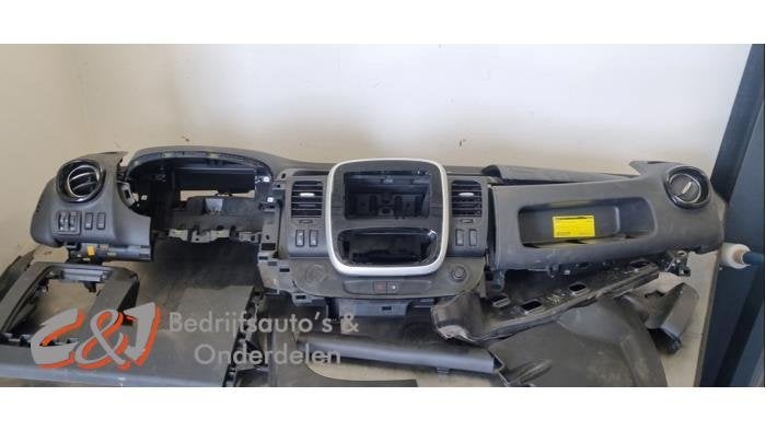 Dashboard van een Renault Trafic, Gebruikt, -, Renault, -