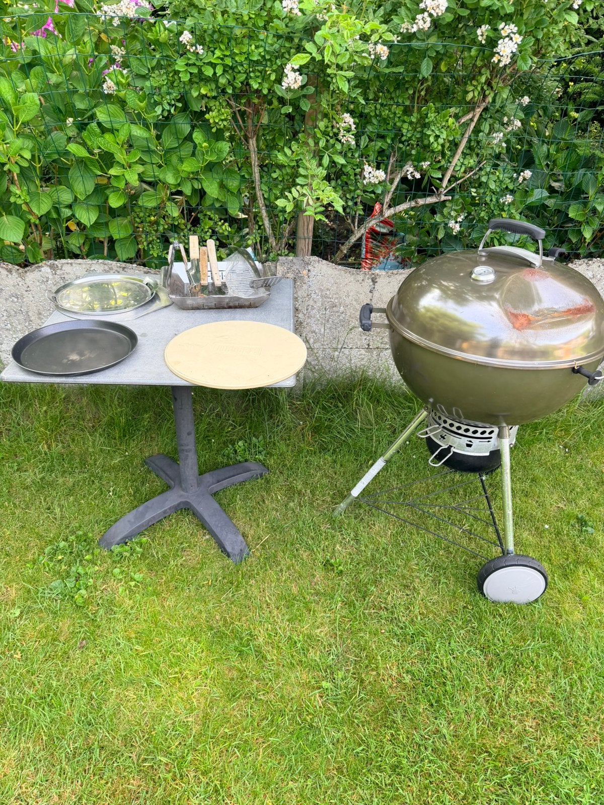 Weber barbecue 57cm, Tuin en Terras, Ophalen, Gebruikt, Met accessoires