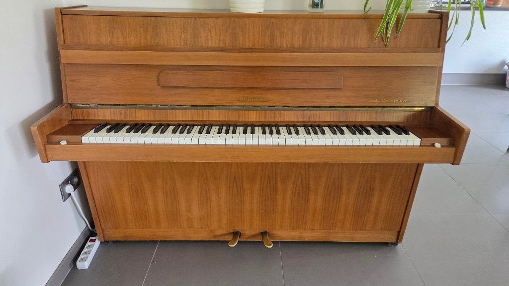 GRATIS: nog perfect bruikbare piano, Ophalen, Gebruikt, Bruin, Piano