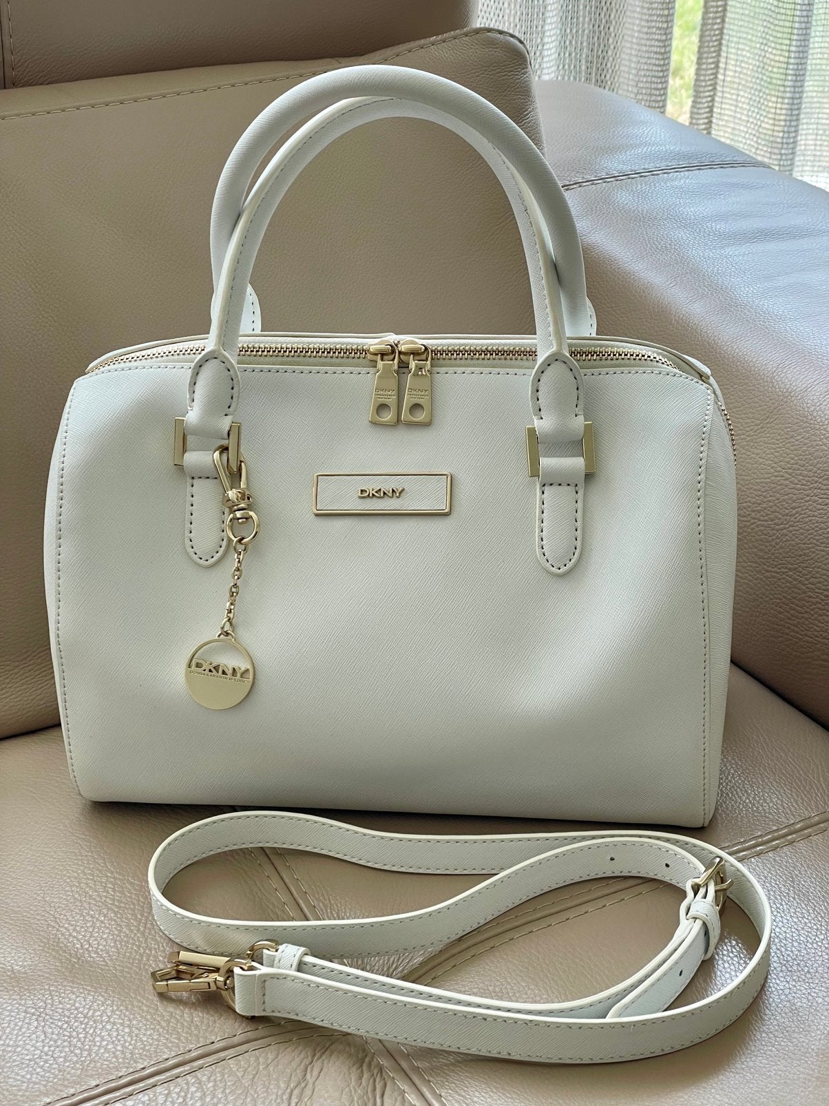 Sac à main DKNY - blanc avec des accents dorés., Enlèvement, Comme neuf, Blanc, Sac à main