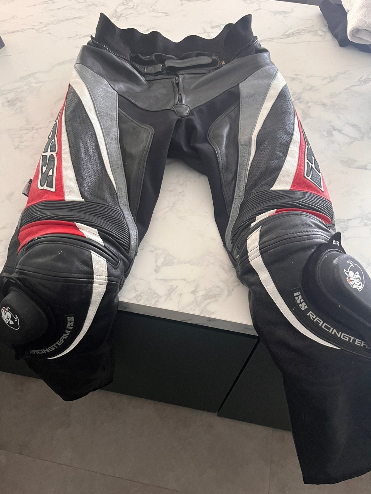Motor broek leer ixs, Motoren, Kleding | Motorkleding, Ophalen