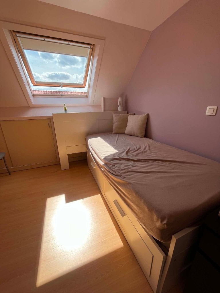 Mooie witte slaapkamer met bureau, Huis en Inrichting, Slaapkamer | Complete slaapkamers, Ophalen, Zo goed als nieuw, Eenpersoons