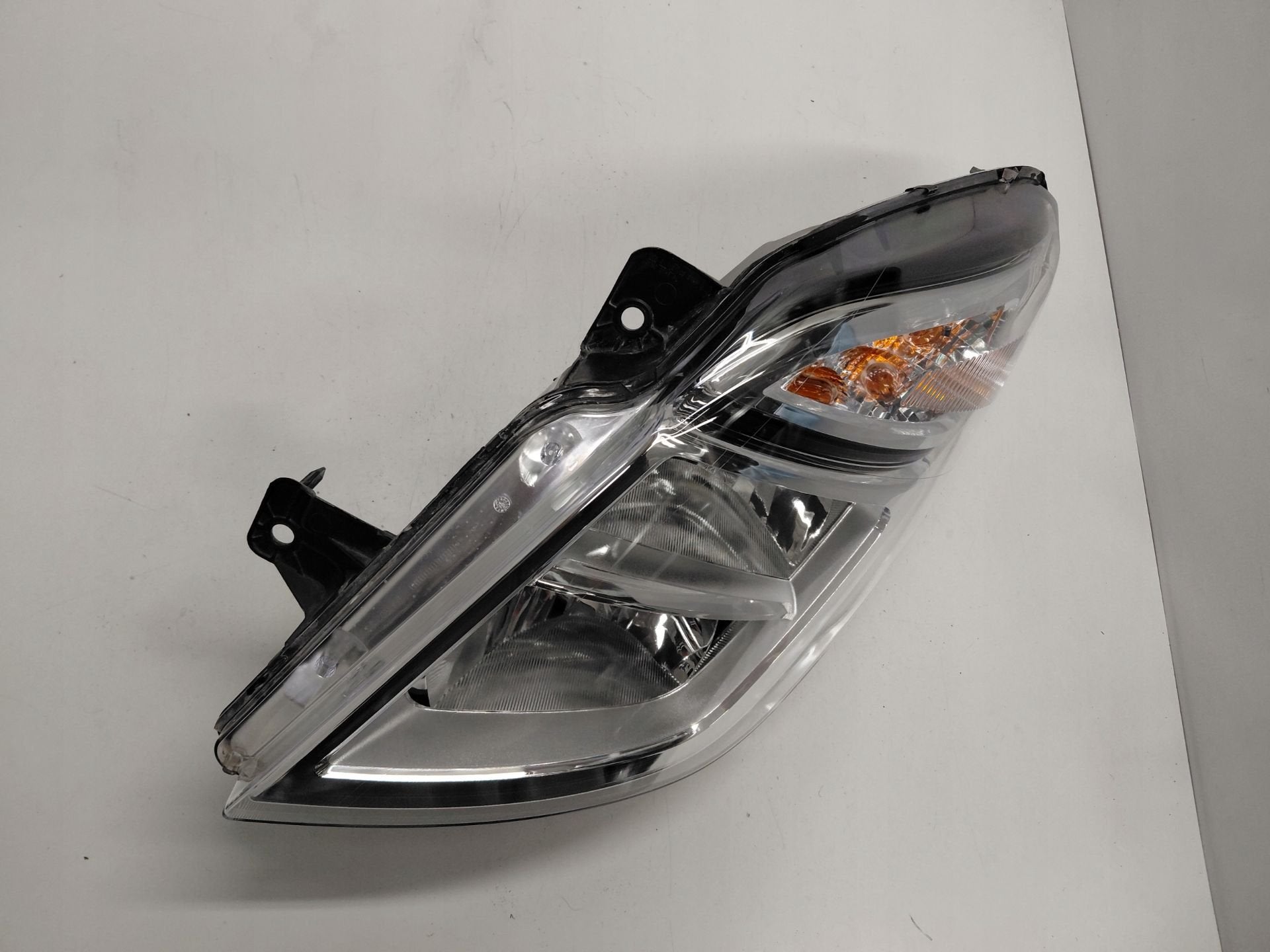 Liaisons Koplamp Nissan NV400 26060BZ50A, Nissan Motor Co., Ltd., Takashima 1-chome 1-1
220-8686  Yokohama, Utilisé, NISSAN_SR@mail.nissan.co.jp
