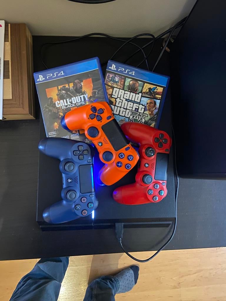 Ps4 original 1TB + 3 controllers + 2 games, Games en Spelcomputers, Ophalen, 1 TB, Original, Met 3 controllers of meer
