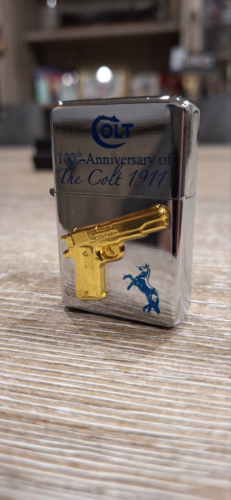 Aansteker in de stijl van ZIPPO - 100 jaar Colt 1911, Collections, Articles de fumeurs, Briquets & Boîtes d'allumettes, Enlèvement ou Envoi
