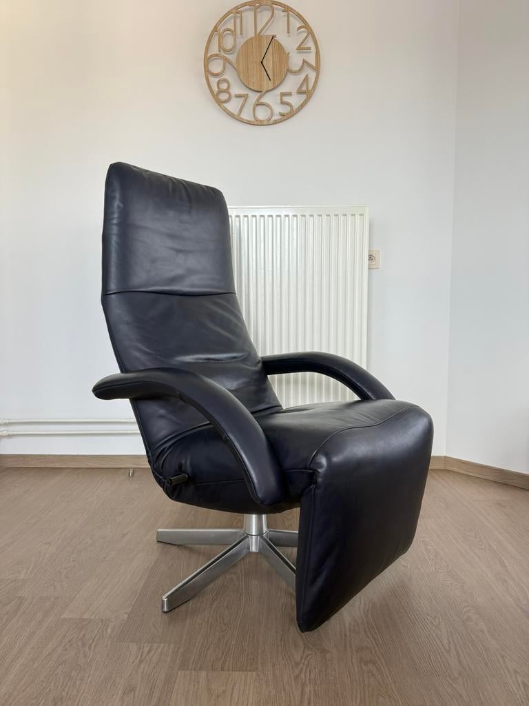 Design Fauteuil Jori - Yoga Model - Donker Blauw - Comfort, Huis en Inrichting, Fauteuils, Zo goed als nieuw, Leer, Metaal, 75 tot 100 cm