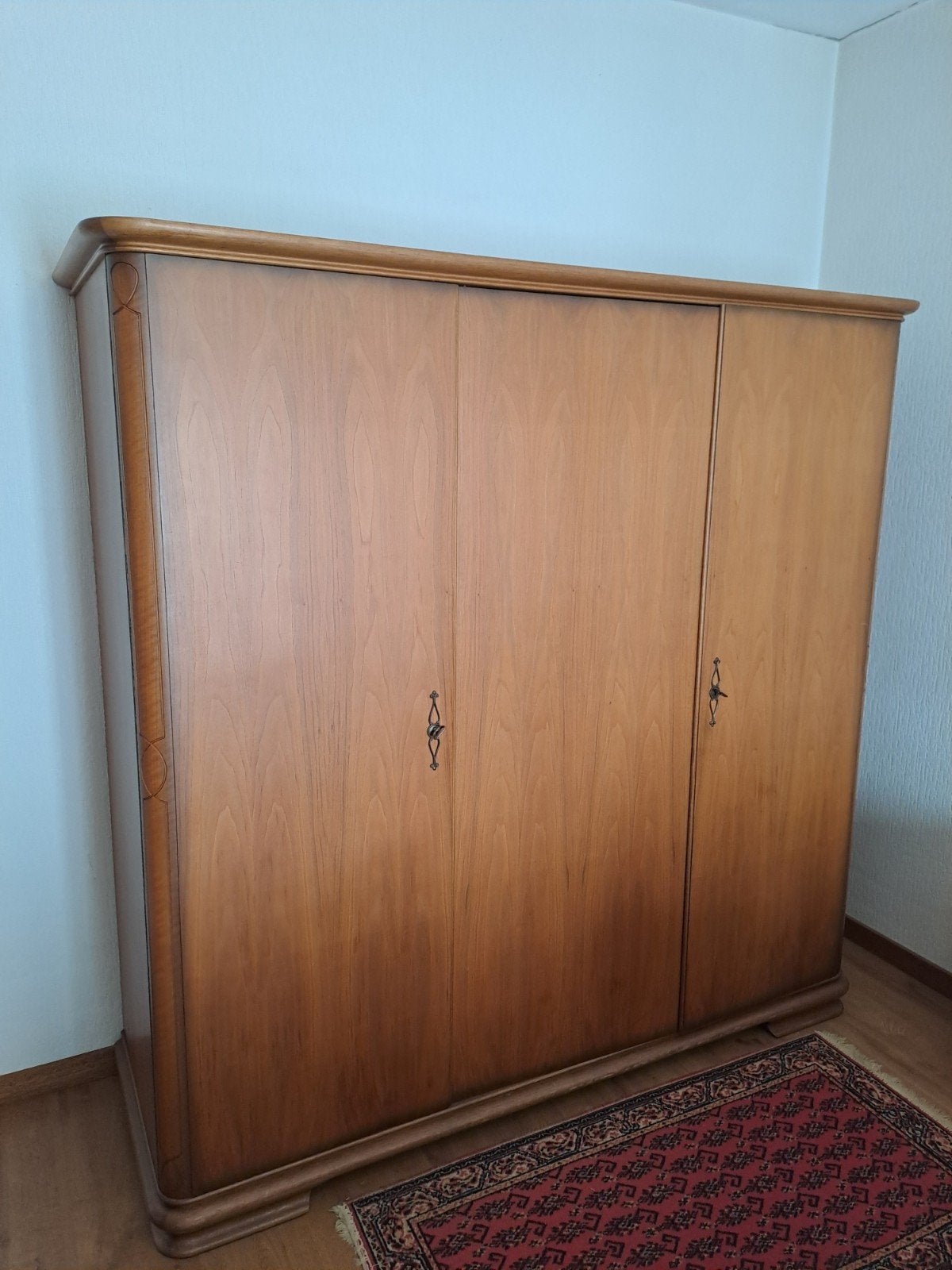 Armoire vintage fabriquée en Suisse (1925), Maison & Meubles, Enlèvement ou Envoi