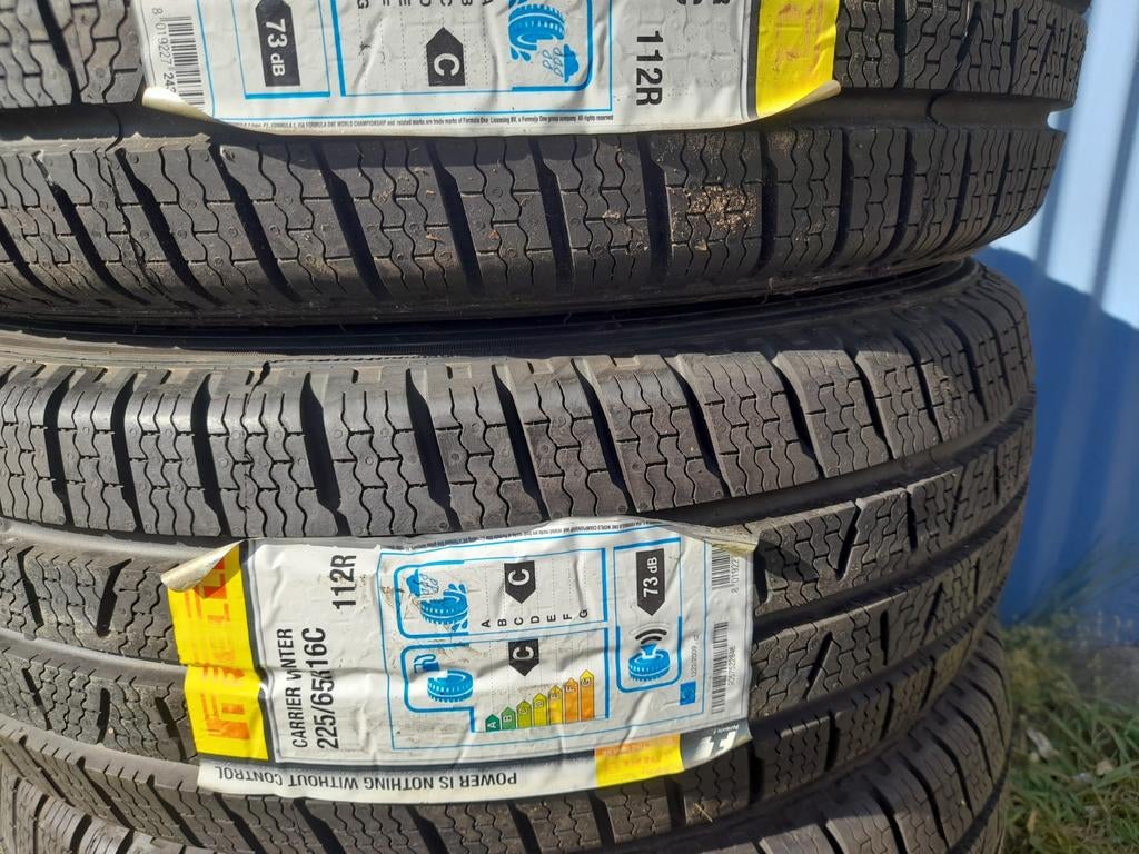 4 nouveaux pneus Pirelli 225 65 16C, Enlèvement ou Envoi