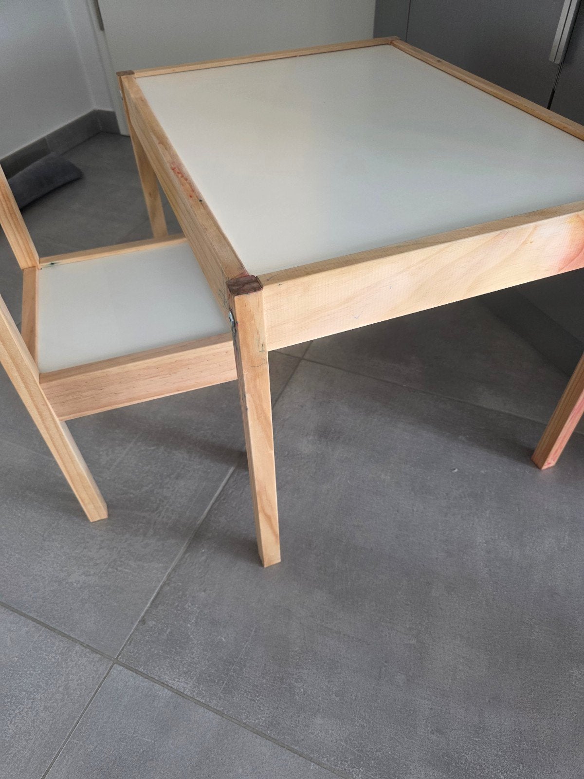 IKEA LÄTT — Kindertafel + houten en witte stoel, Ophalen of Verzenden, Gebruikt, Tafel(s) en Stoel(en)