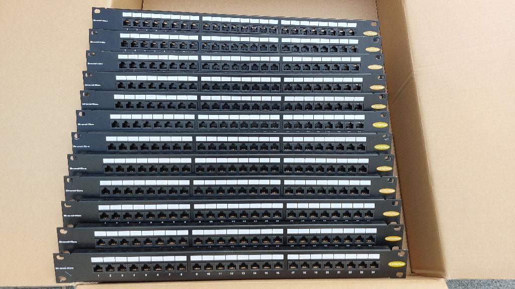 Lot 12 patch panel 24x RJ45 cat6 Brandrex C6CPNLU24012M, Informatique & Logiciels, Enlèvement, Utilisé