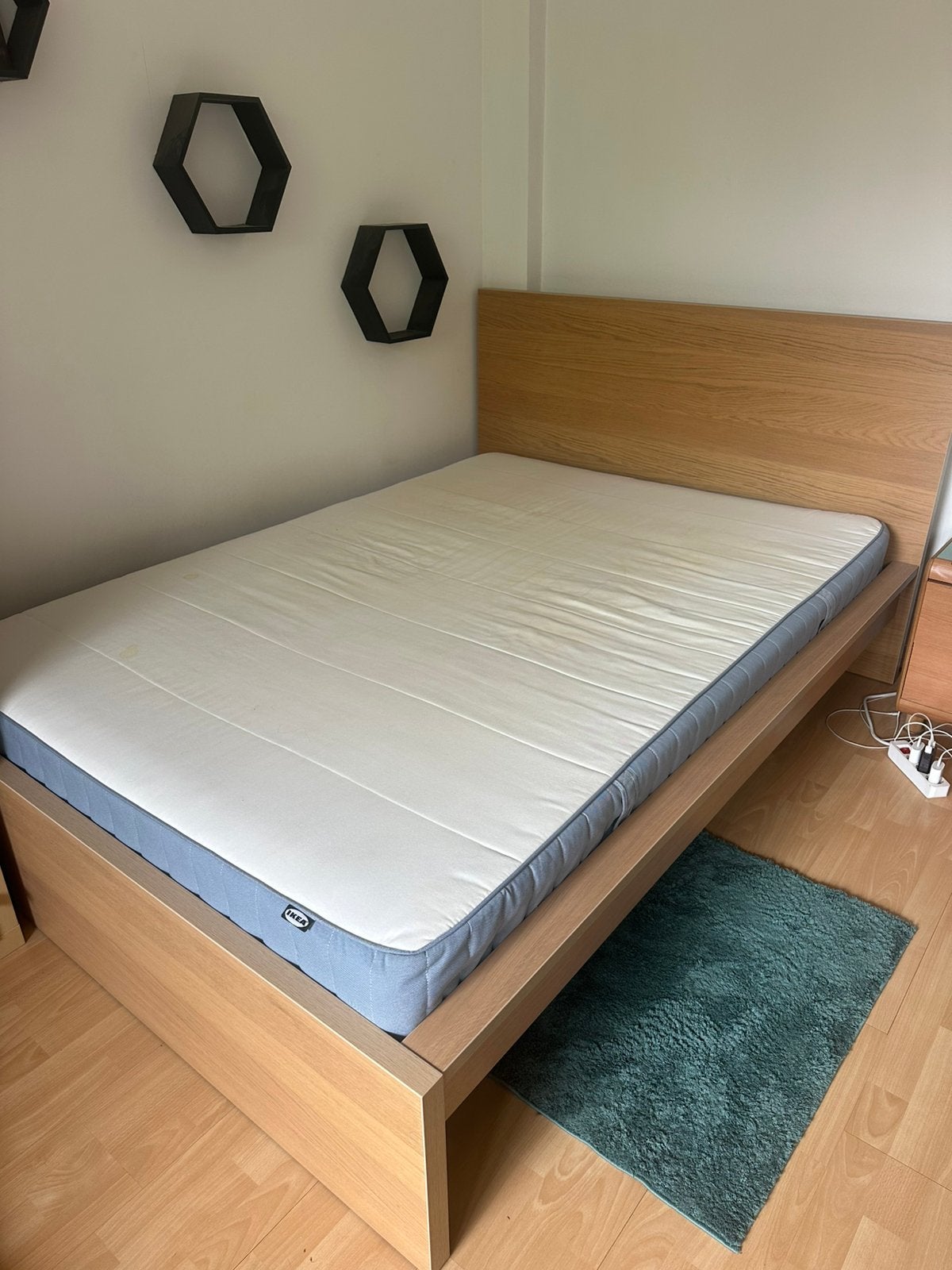 Lit double IKEA + matelas VESTMARKA 140x200, Huis en Inrichting, Slaapkamer | Bedden, Gebruikt, Tweepersoons, 140 cm, 200 cm, Stof