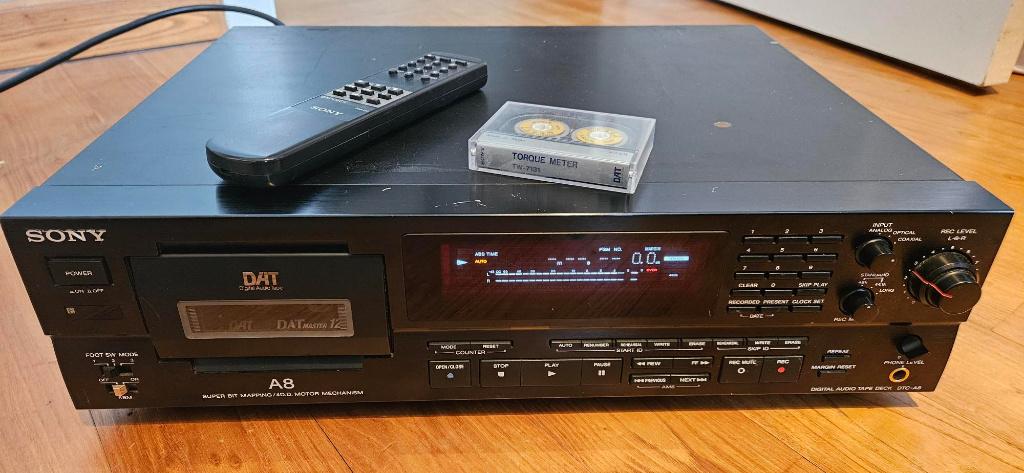 Sony DAT DTC-A8: entretenu, 100% fonctionnel + télécommande, Enlèvement ou Envoi