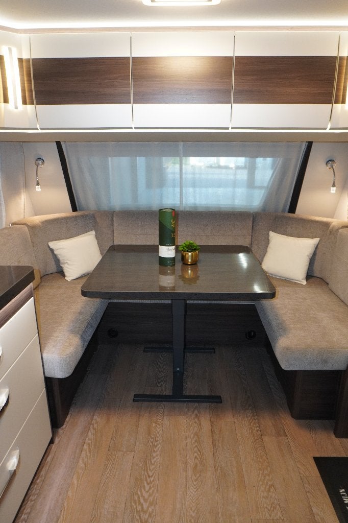 Nieuwe 4pers.Hobby met 2x1p bed, rondzit, Badkamercaravan, Rondzit, Hobby, Koelkast, Bedrijf