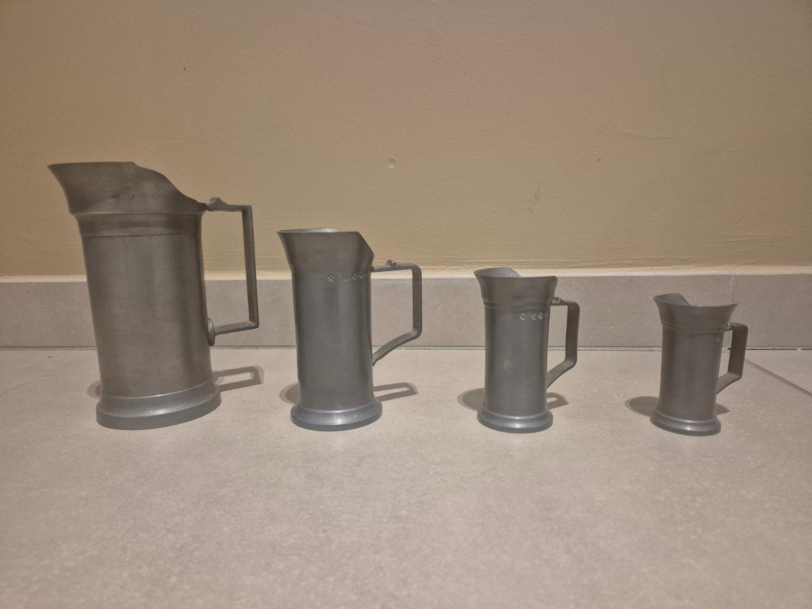 Set van 4 antieke pure tinnen maten, gestempeld JB, Ophalen