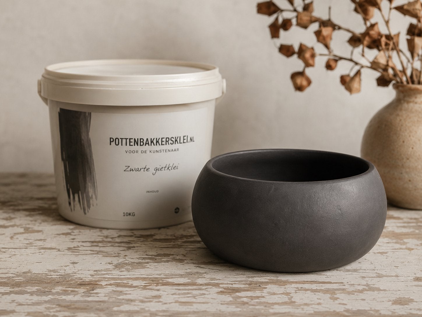 8 emmers zwarte gietklei – keramiek – partij, Ophalen