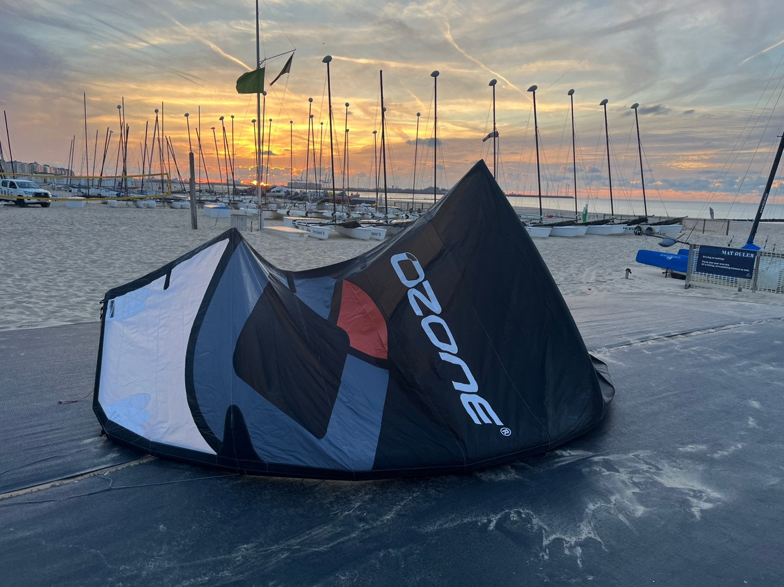 Ozone Kiteset: Reo v5 9m + ozone kitebar, Watersport en Boten, Gebruikt, Kitesurf-set, 9 m², Geen board