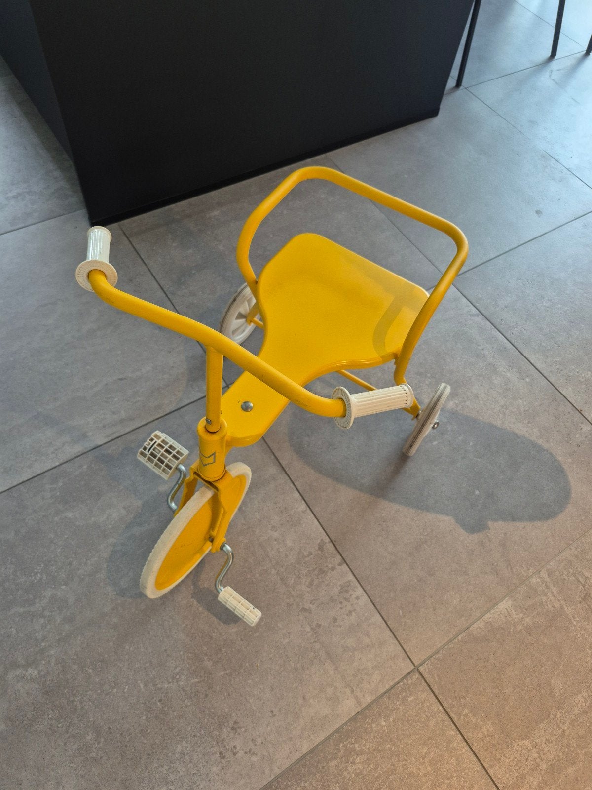Tricycle jaune, Enlèvement, Utilisé