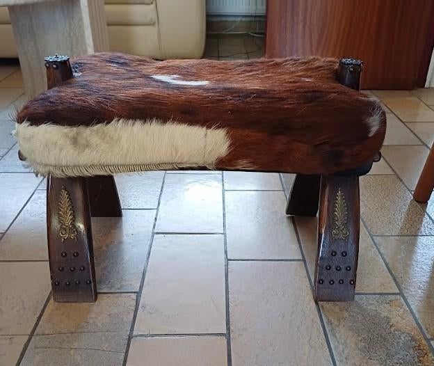 Tabouret artisanal en bois avec peau naturelle, Maison & Meubles, 1 tabouret, 30 à 60 cm, Enlèvement, Utilisé