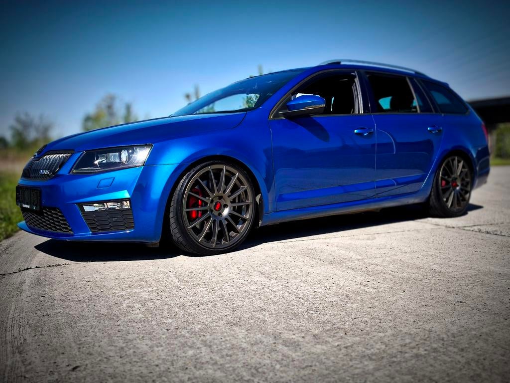 Skoda Octavia VRS 2.0tdi lowered 19 inch touchscreen, Euro 5, Parkeersensor, Blauw, Bedrijf