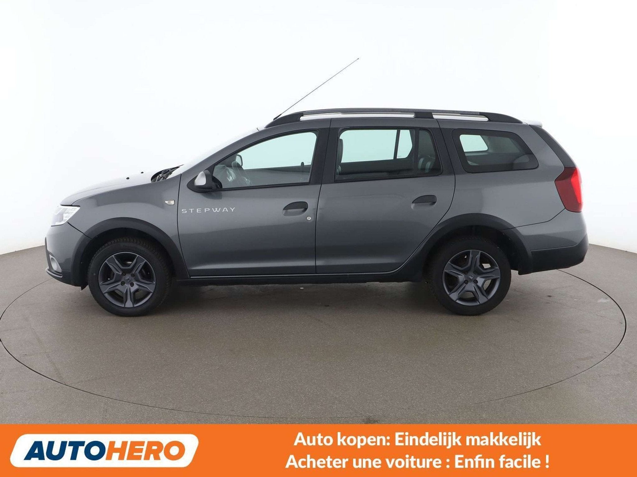 Dacia Logan 1.5 dCi Stepway Celebration (bj 2018), Auto's, Voorwielaandrijving, Gebruikt, Zwart, Logan